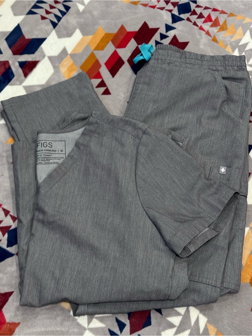 FIGS Women’s Graphite Heather Scrub Set